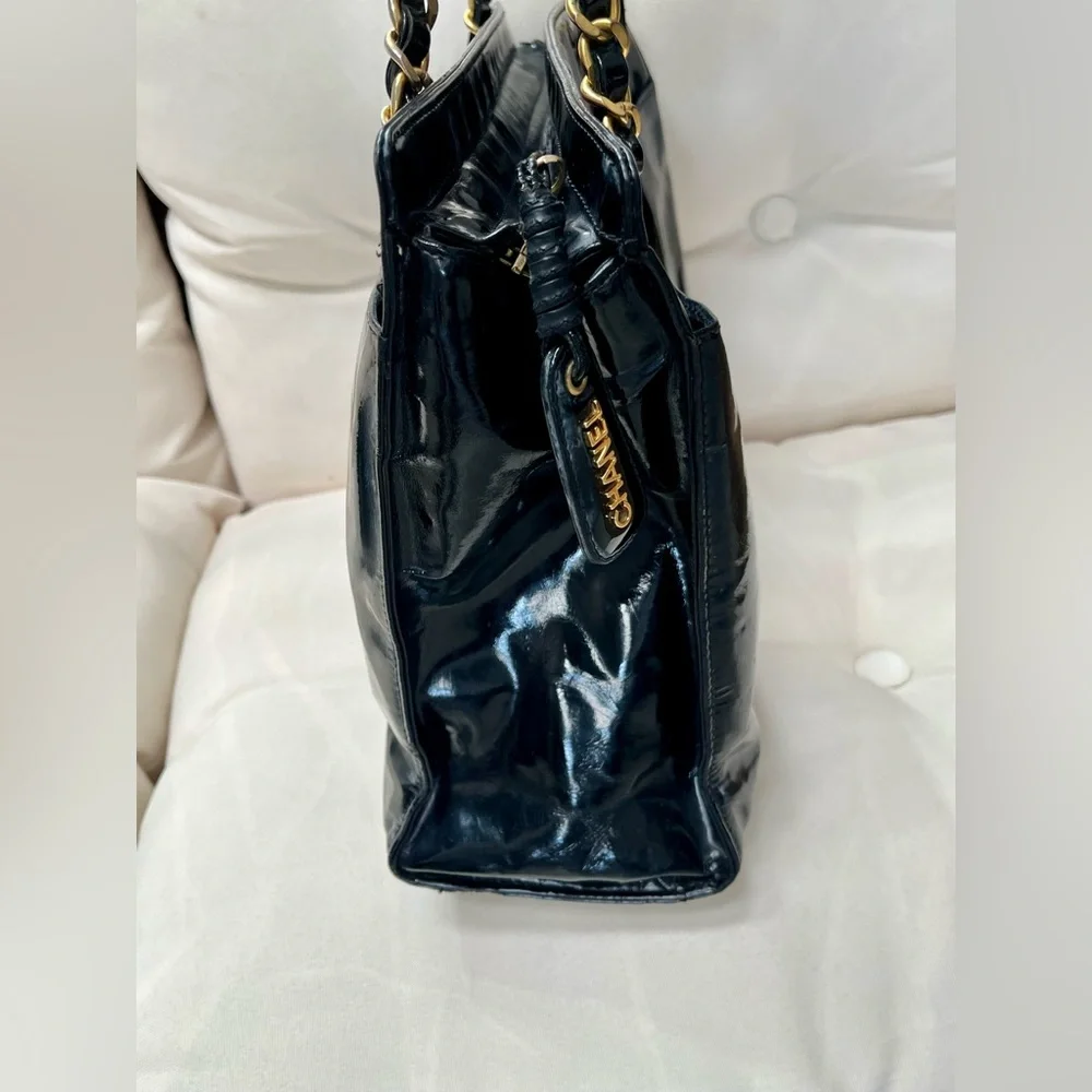 CHANEL 1995 24K Gold Hardware CC Logo Patent Leather Petit Shopping Tote Bag - Picture 4 of 15